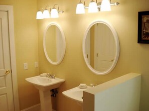 Standard-Suite, 1 Schlafzimmer | Badezimmer | Dusche, kostenlose Toilettenartikel, Haartrockner, Bademäntel