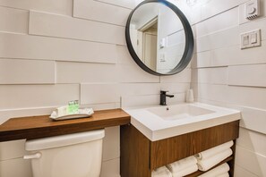 Værelse - 2 dobbeltsenge | Badeværelse | Kombination af bruser/badekar, gratis toiletartikler, hårtørrer