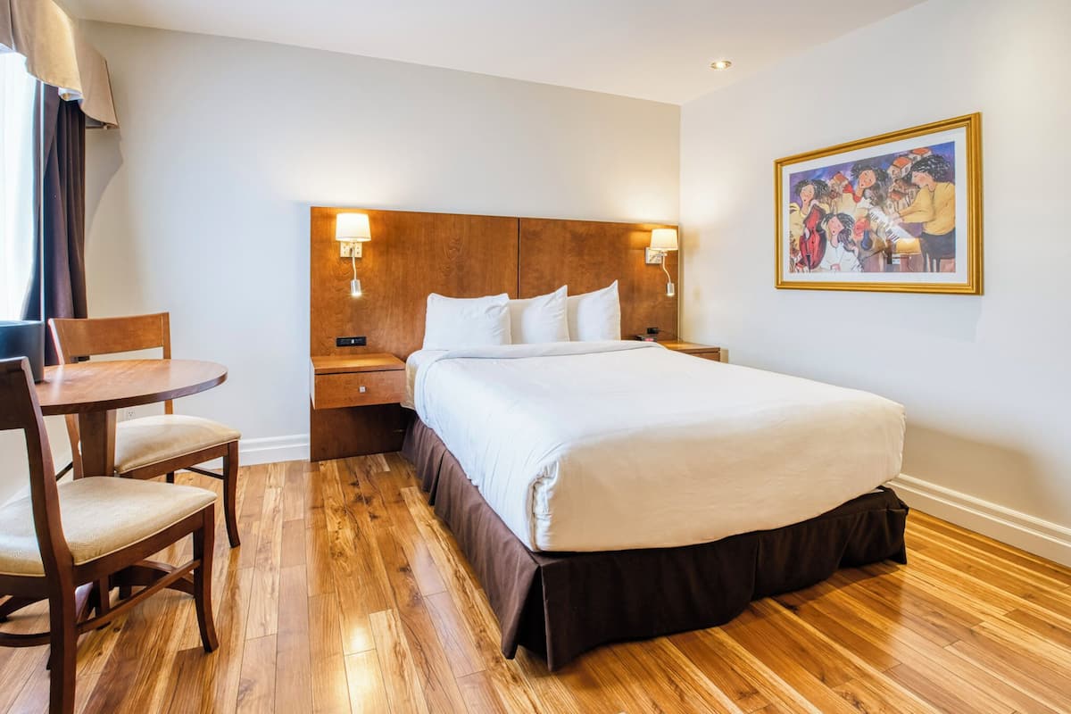 Classic-Zimmer, 1 Queen-Bett | Hochwertige Bettwaren, Schreibtisch, laptopgeeigneter Arbeitsplatz
