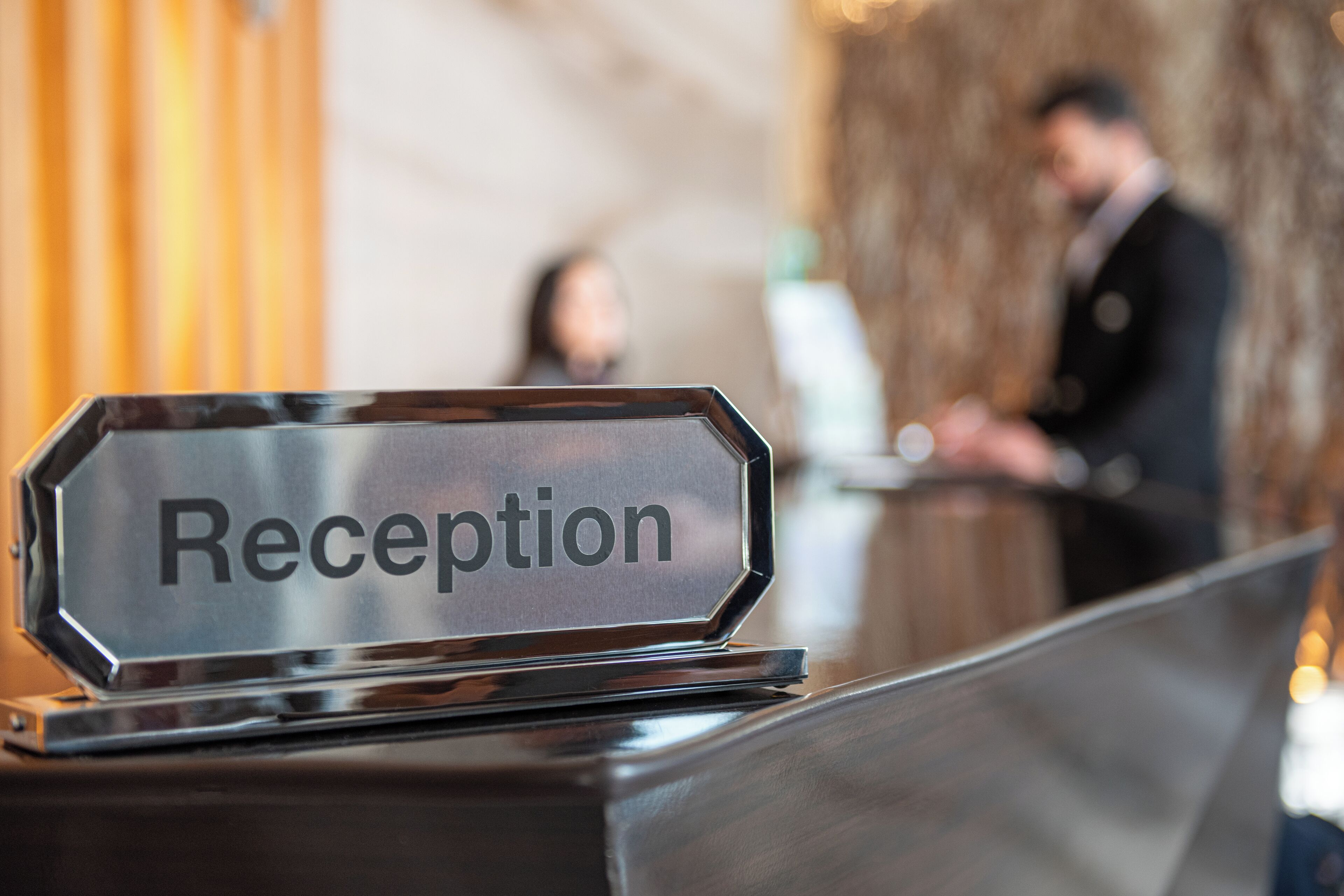 Un mostrador de recepción con un letrero que dice 'Reception'.