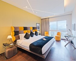 Executive Room, 1 King Bed, Bathtub | Premium bedding, minibar, in-room safe, blackout drapes