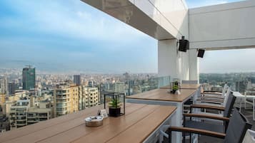 Bar auf der Dachterrasse