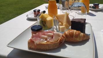 Desayuno a la carta (EUR 18 por persona)