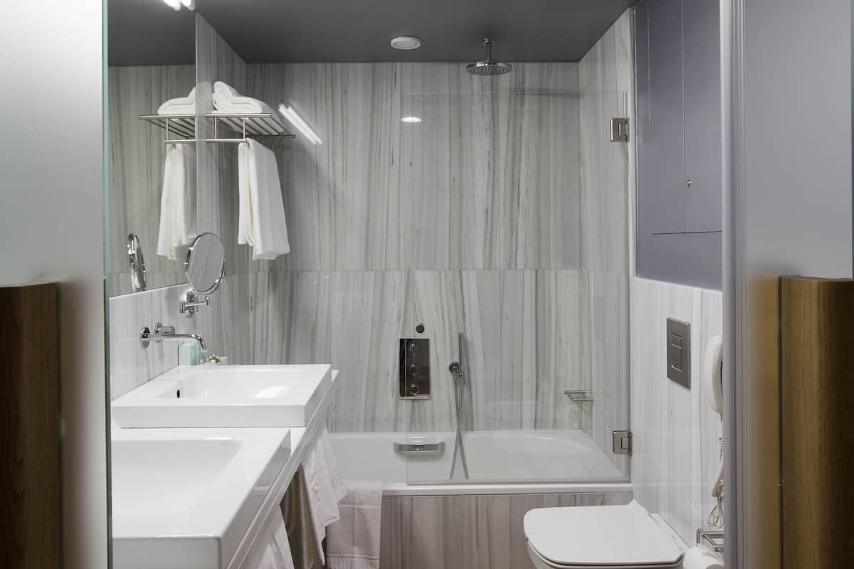 bathtub, free toiletries, hair dryer, towels