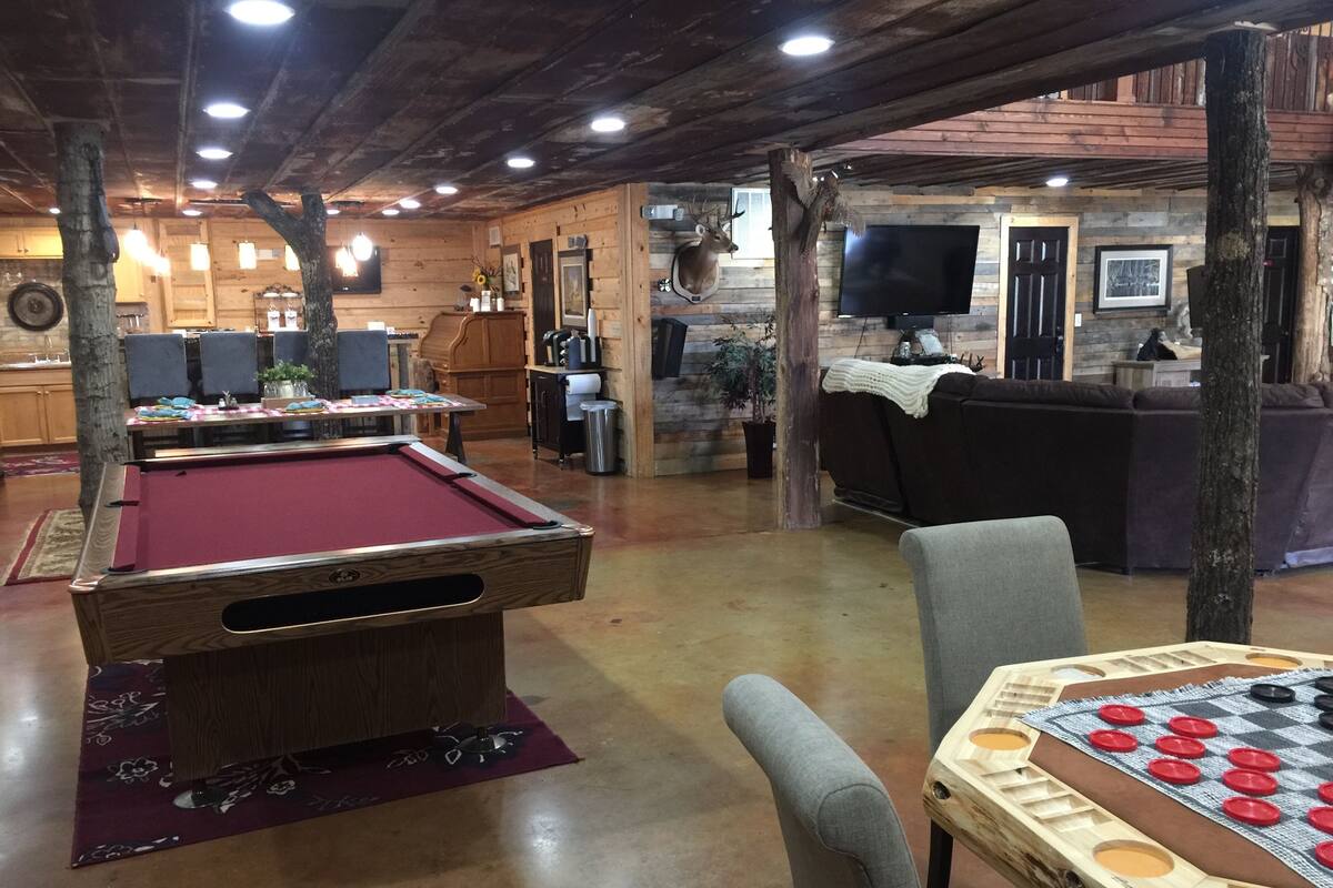 Comfort Cabin | Living area | 32-inch flat-screen TV with cable channels, TV, fireplace