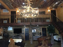 32-英寸纯平电视（配备有线频道）、电视、壁炉