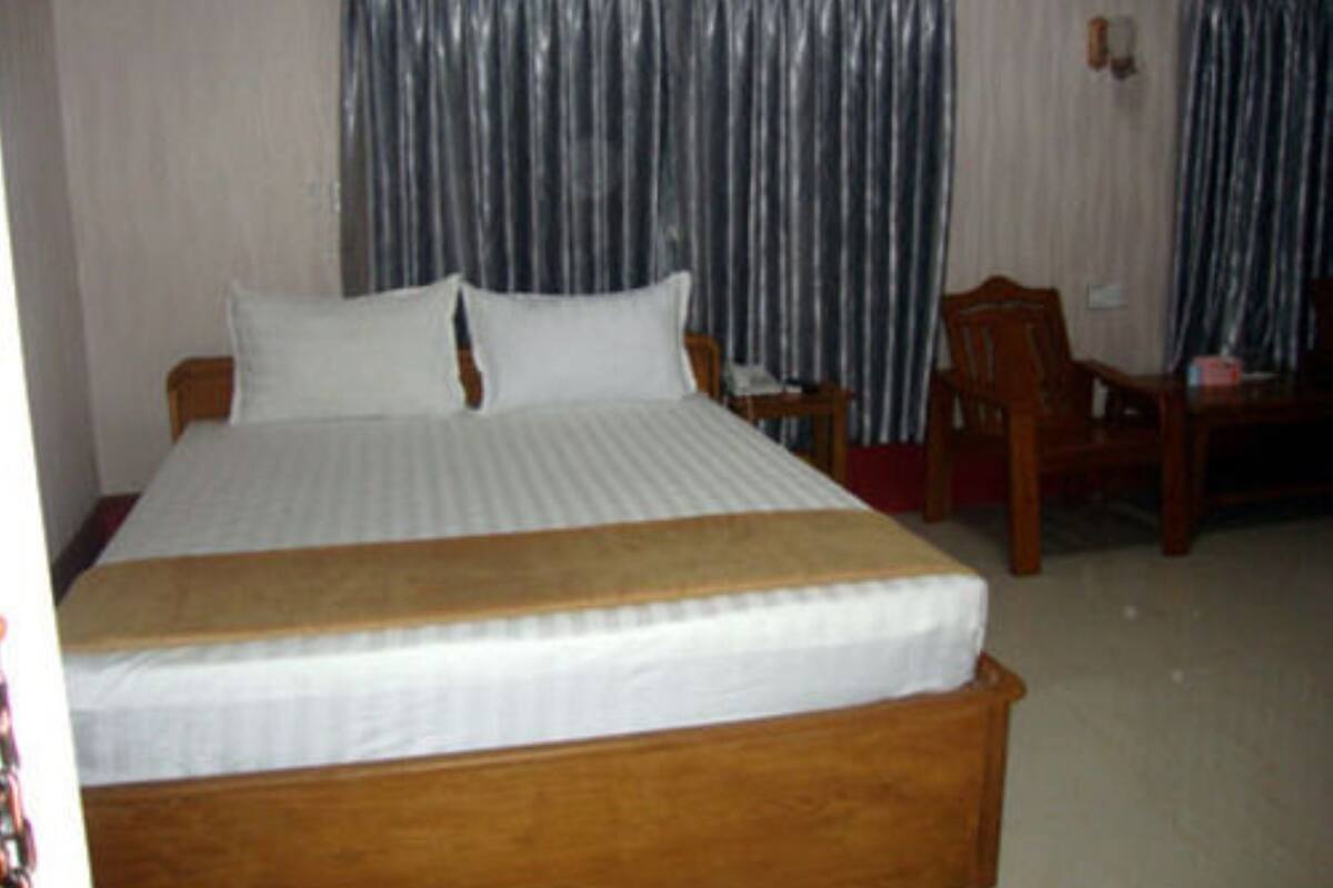 Deluxe Room | Minibar, in-room safe, desk, blackout curtains