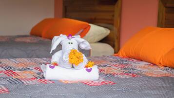 Habitación doble Deluxe | Camas con pillow-top, caja de seguridad en la habitación y escritorio