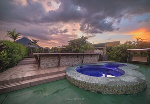 Kolam renang outdoor, dengan kursi berjemur