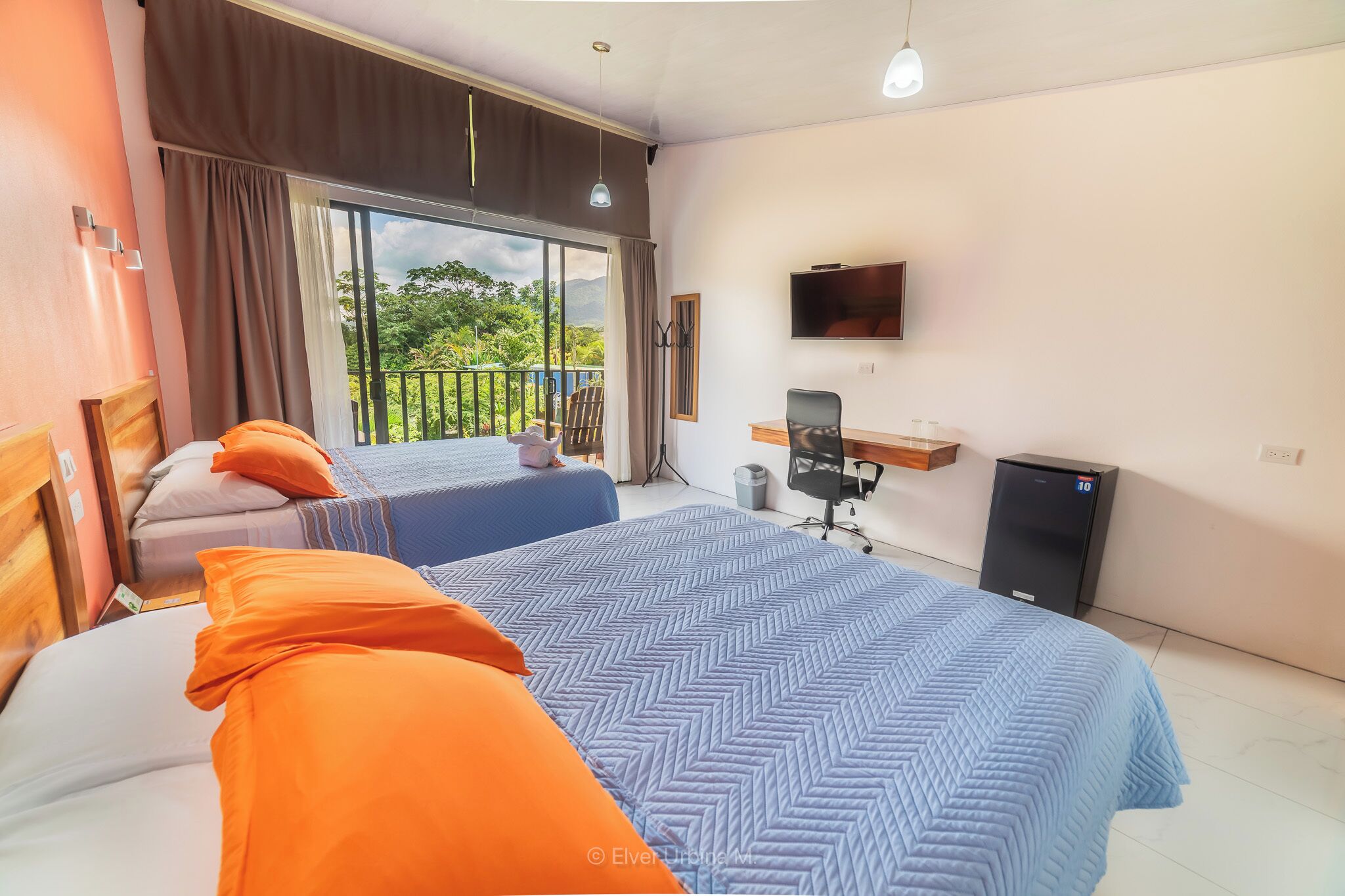 deluxe double room | 1 bedroom, pillow-top beds, in-room safe, desk