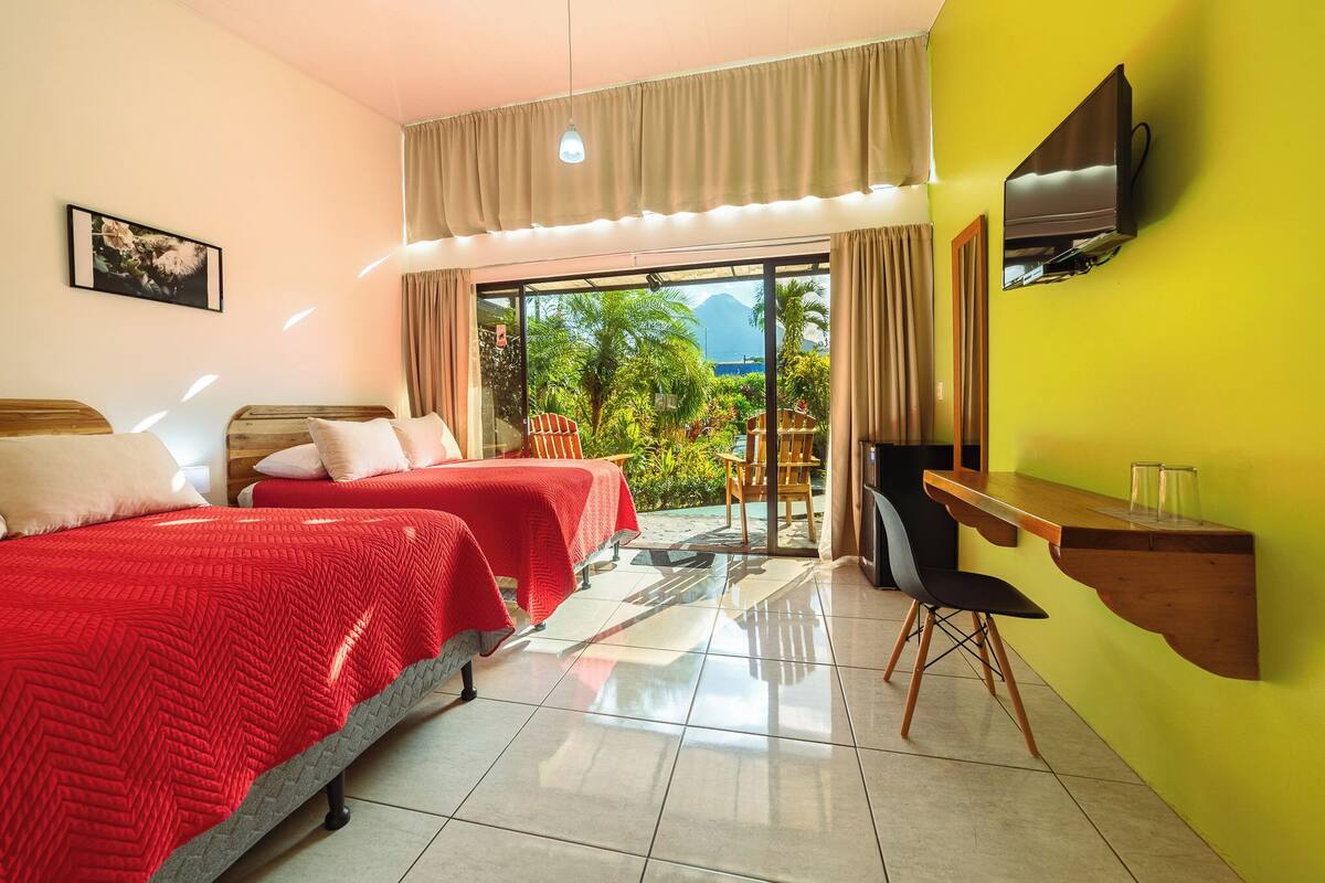 Superior Room with Two Double Beds | Senger med overmadrass, safe på rommet, skrivebord og blendingsgardiner