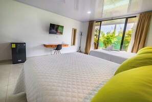Kamar Double Deluks | Bantalan ekstra lembut, brankas, meja kerja, dan tirai kedap cahaya