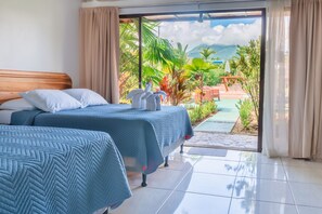 Superior Room with Two Double Beds | Senger med overmadrass, safe på rommet, skrivebord og blendingsgardiner