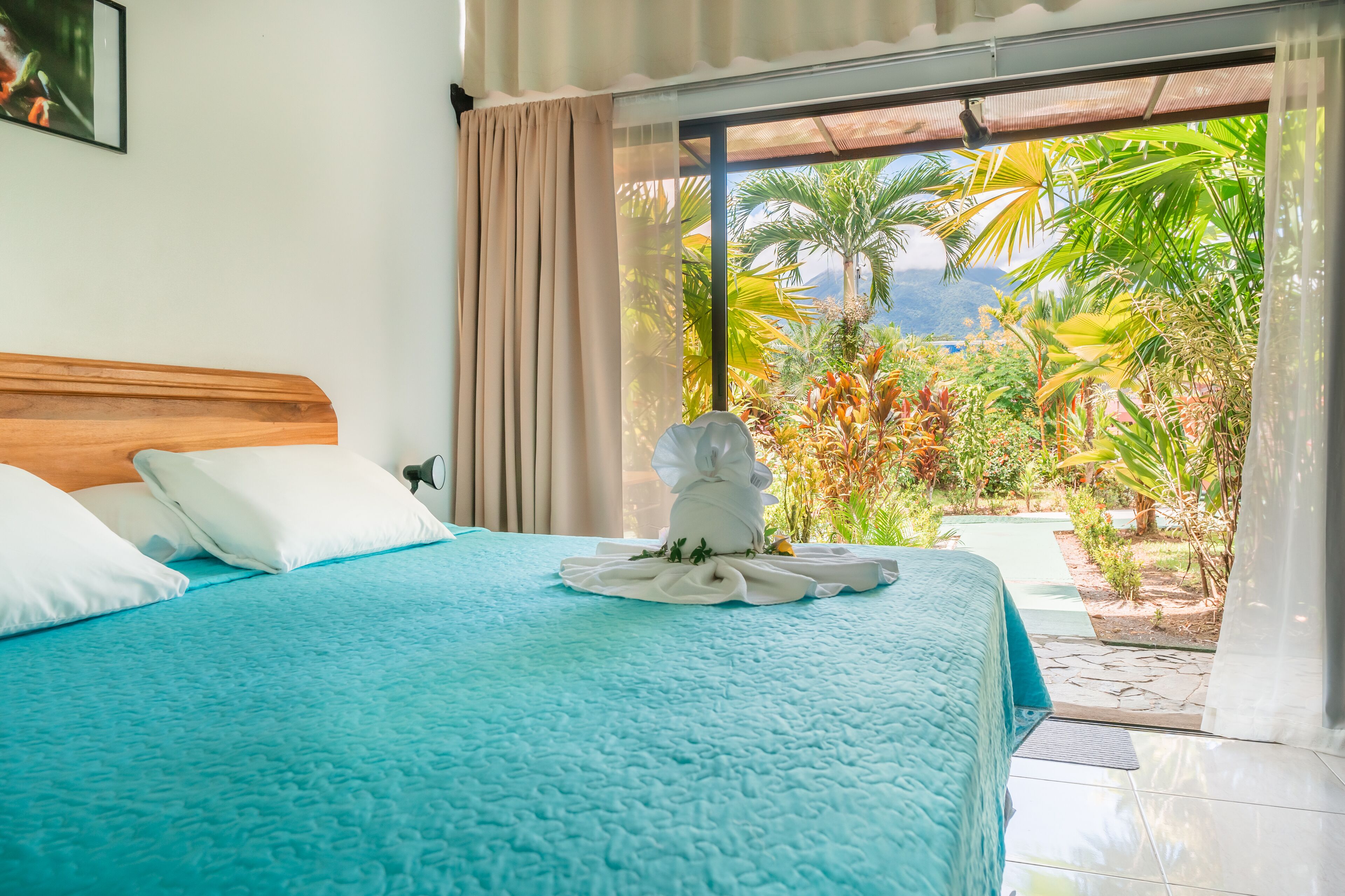 Superior kamer (1 King Bed) | Pillowtop-bedden, een kluis op de kamer, een bureau