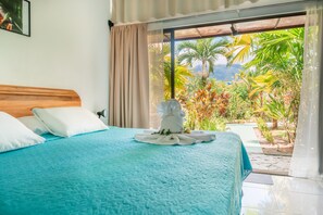 Rom – superior (1 King Bed) | Senger med overmadrass, safe på rommet, skrivebord og blendingsgardiner