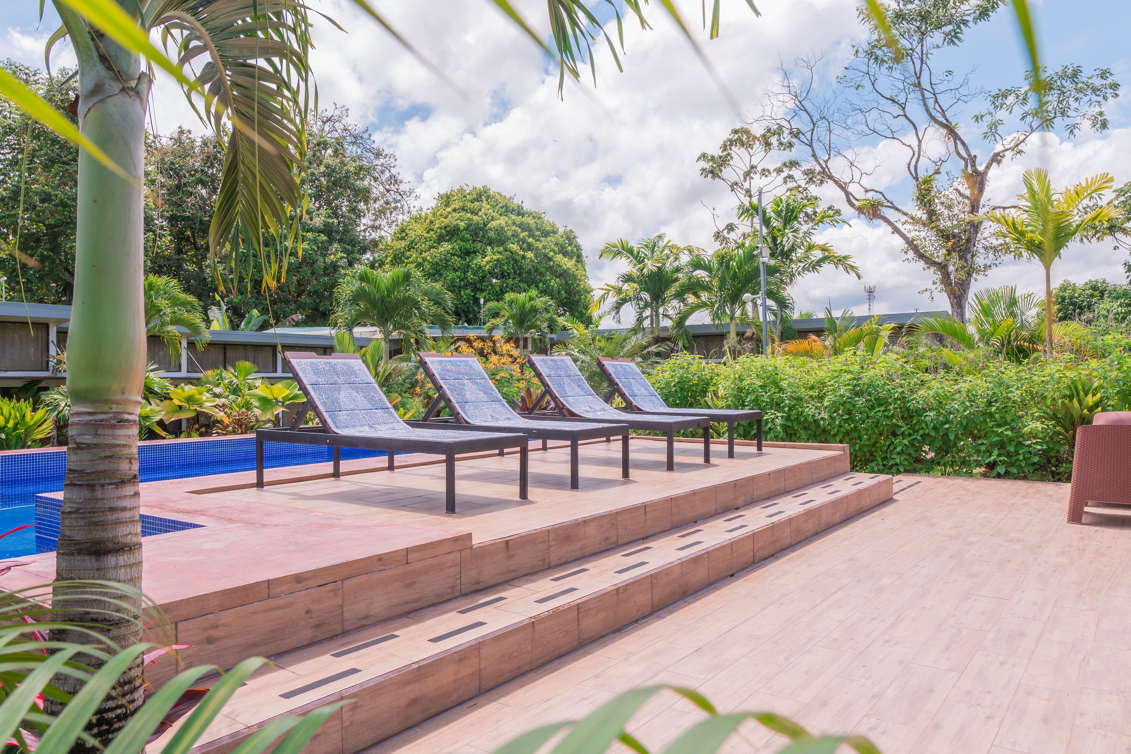 Udendørs pool, åben fra kl. 09.00 til kl. 21.00, liggestole