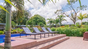 A poolside area with lounge chairs and a pool. - Hotel Secreto La Fortuna (La Fortuna)