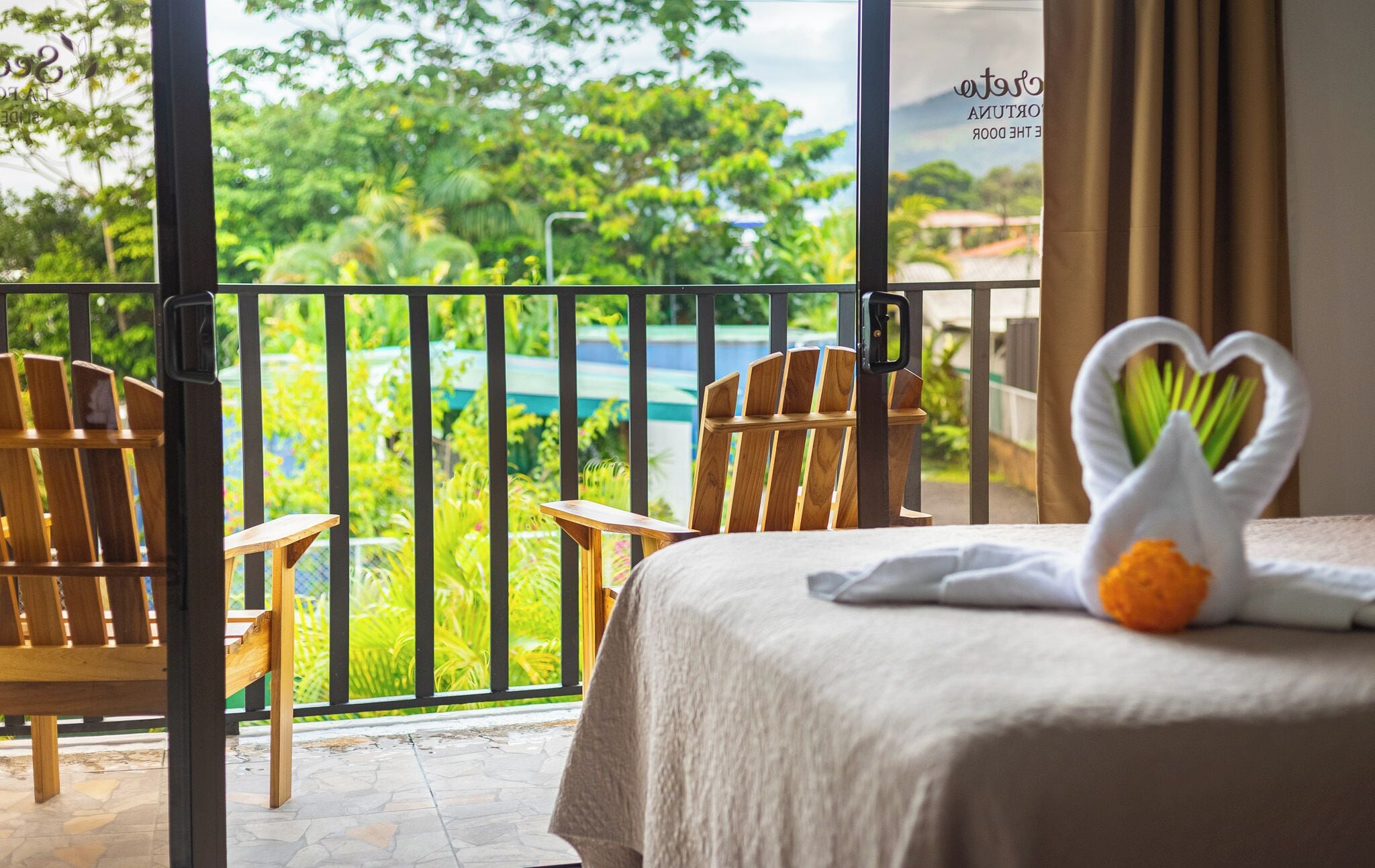 deluxe double room | 1 bedroom, pillow-top beds, in-room safe, desk