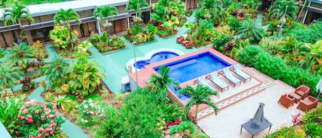 Una piscina al aire libre, tumbonas