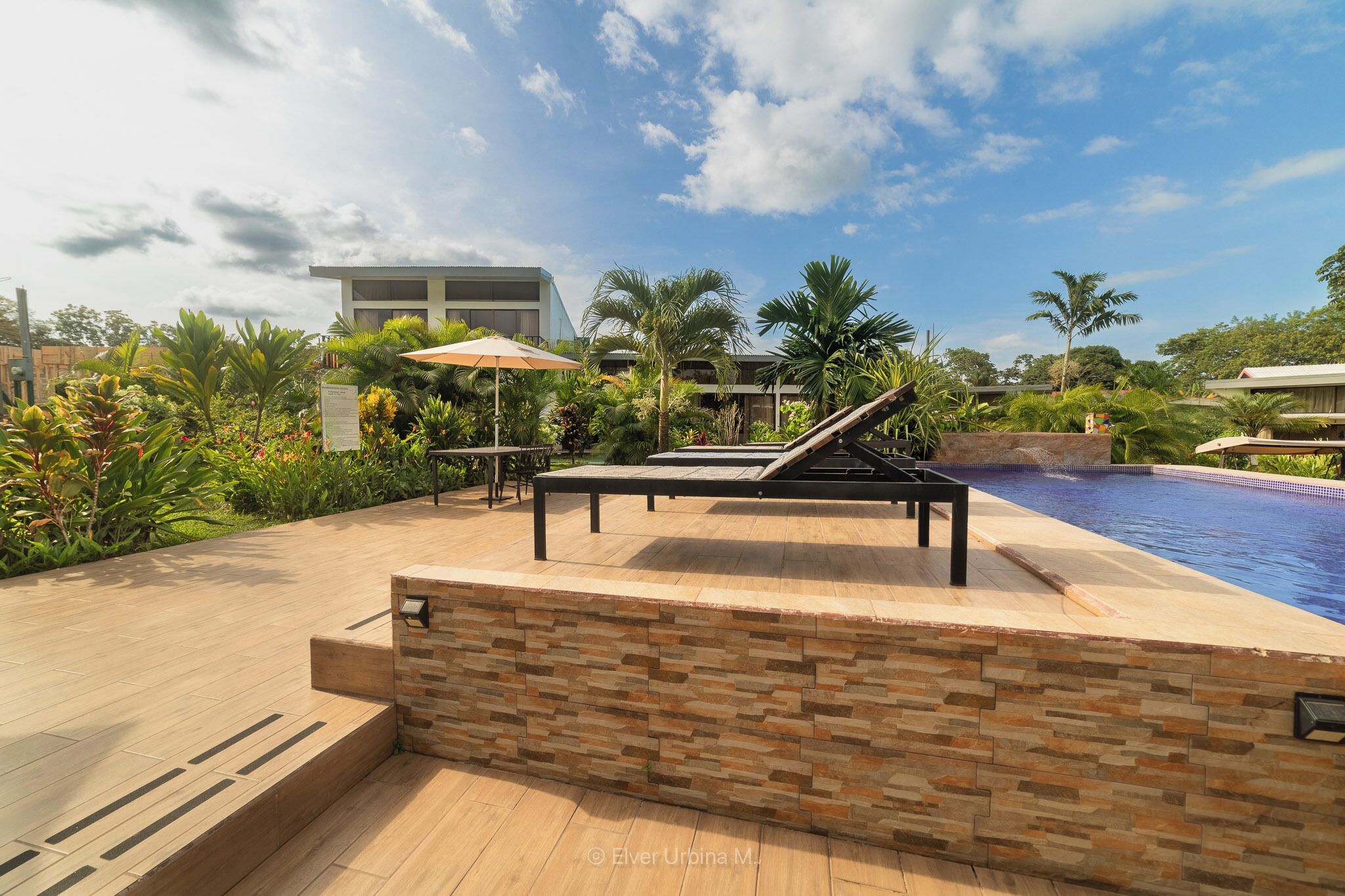 outdoor pool, open 9:00 am to 9:00 pm, pool loungers