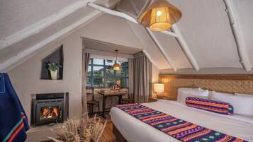 Caja de seguridad en la habitación, cuna de viaje y ropa de cama