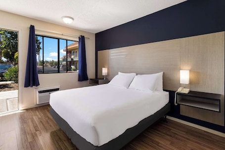 Tabla de planchar con plancha, wifi gratis y ropa de cama