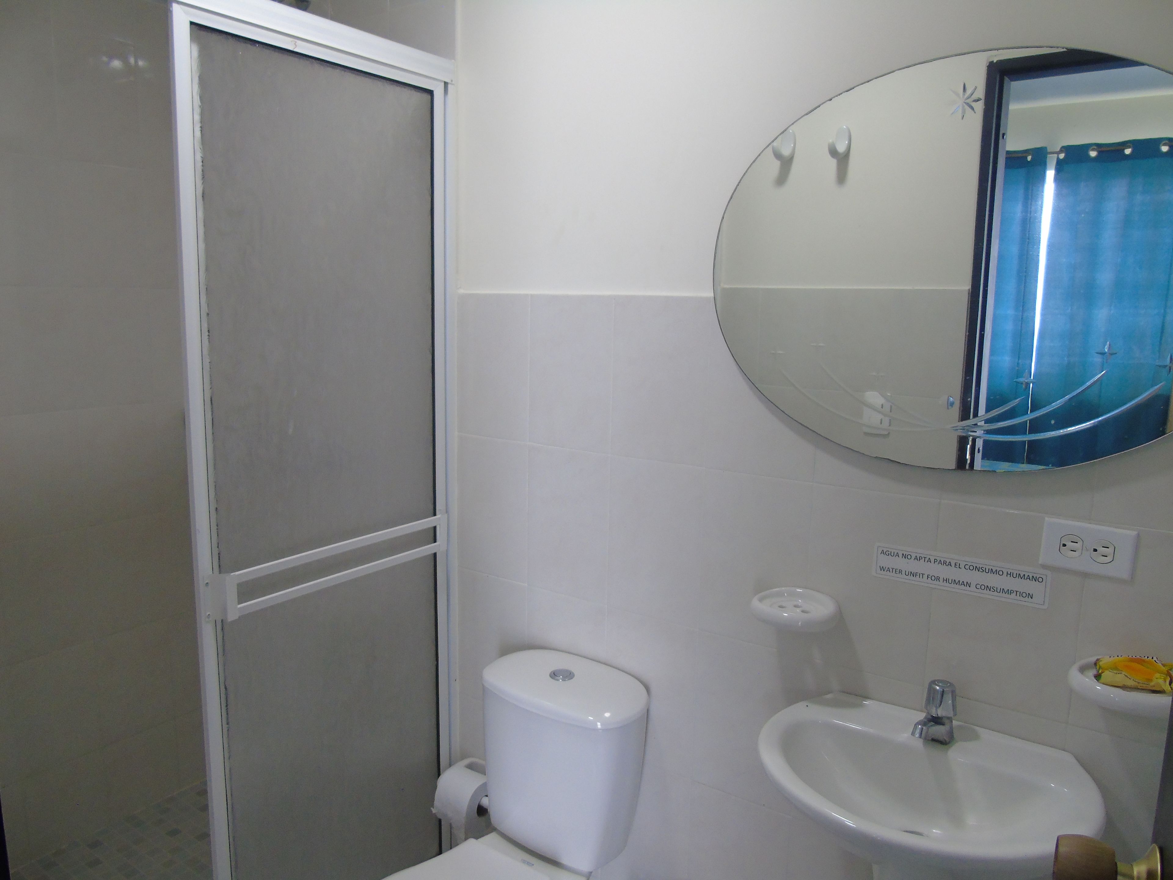 Studio | Salle de bain | Douche, serviettes fournies