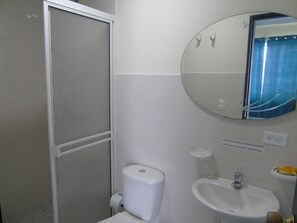 Estudio | Baño | Regadera y toallas 