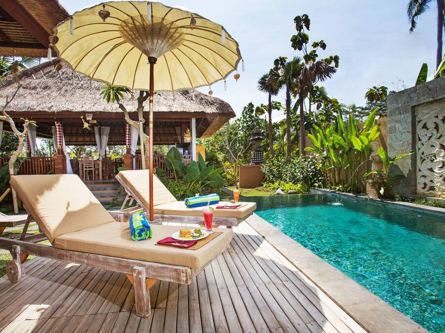 Piscina externa, guarda-sóis, espreguiçadeiras