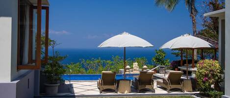 Piscine extérieure, parasols de plage, chaises longues