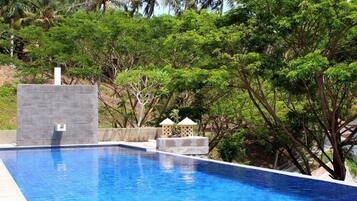 Una piscina al aire libre (de 07:00 a 22:00), sombrillas, tumbonas