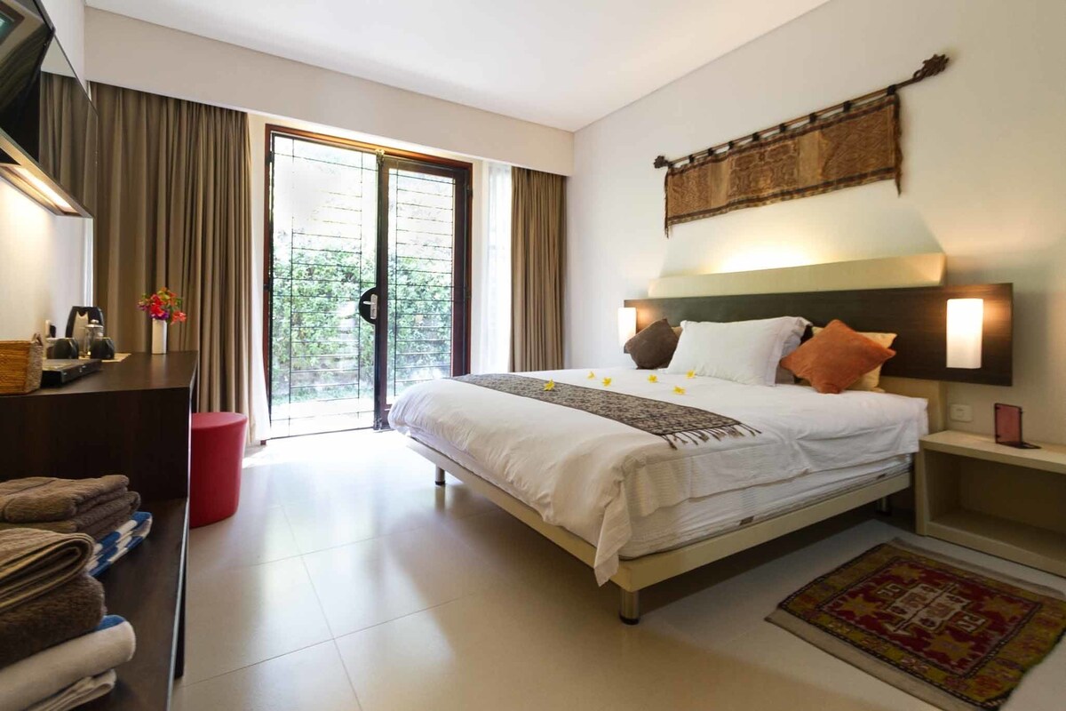 Premium bedding, minibar, desk, laptop workspace