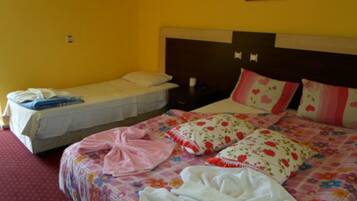 Triple Room | Desk, free WiFi