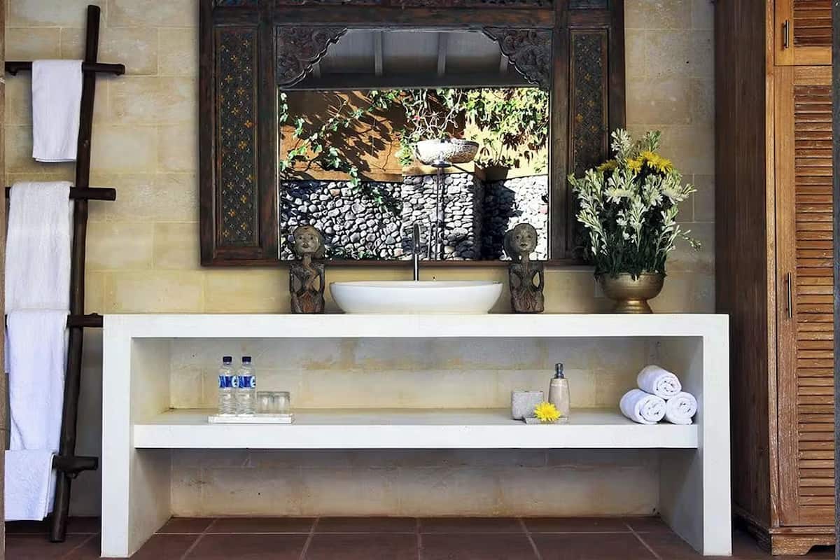 garden bungalow | bathroom | shower, rainfall showerhead, free toiletries, hair dryer