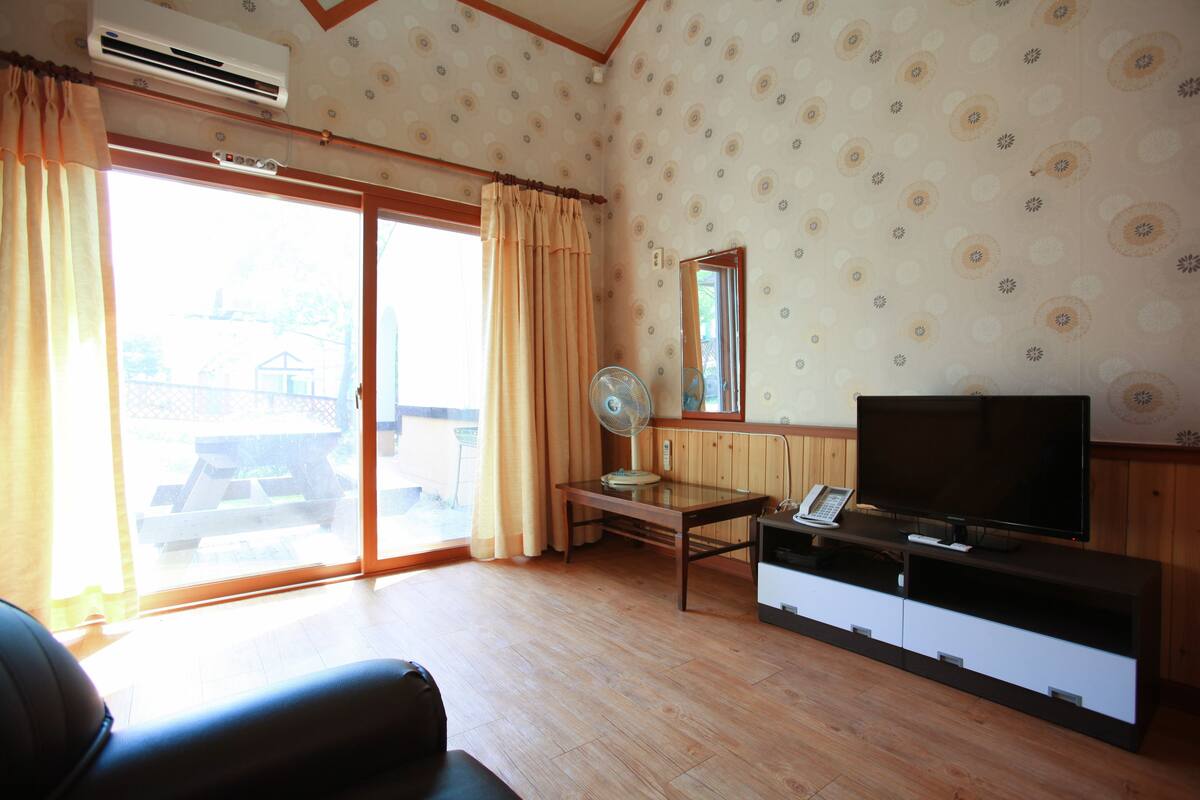 20 PY: Room Assigned Upon Check-In, Base pax is 4, over 4 pax Extra Person Charge 10,000 KRW On Site | Sala de estar | Una televisión LED, películas de pago