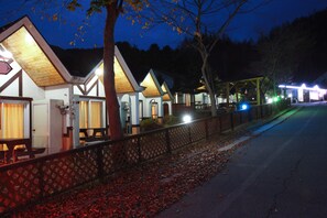 住宿正面 - 傍晚/夜晚