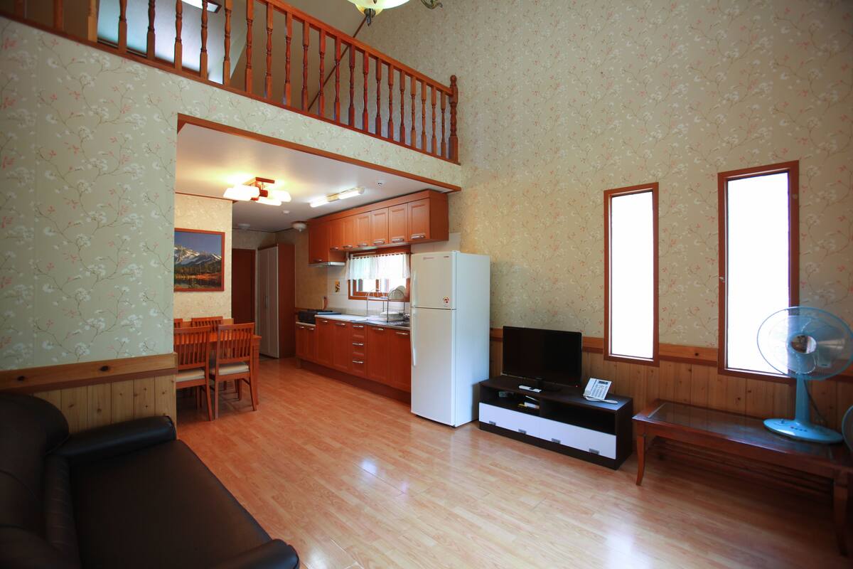 30 PY: Room Assigned Upon Check-In, Base pax is 6, over 6 pax Extra Person Charge 10,000 KRW On Site | Sala de estar | Una televisión LED, películas de pago