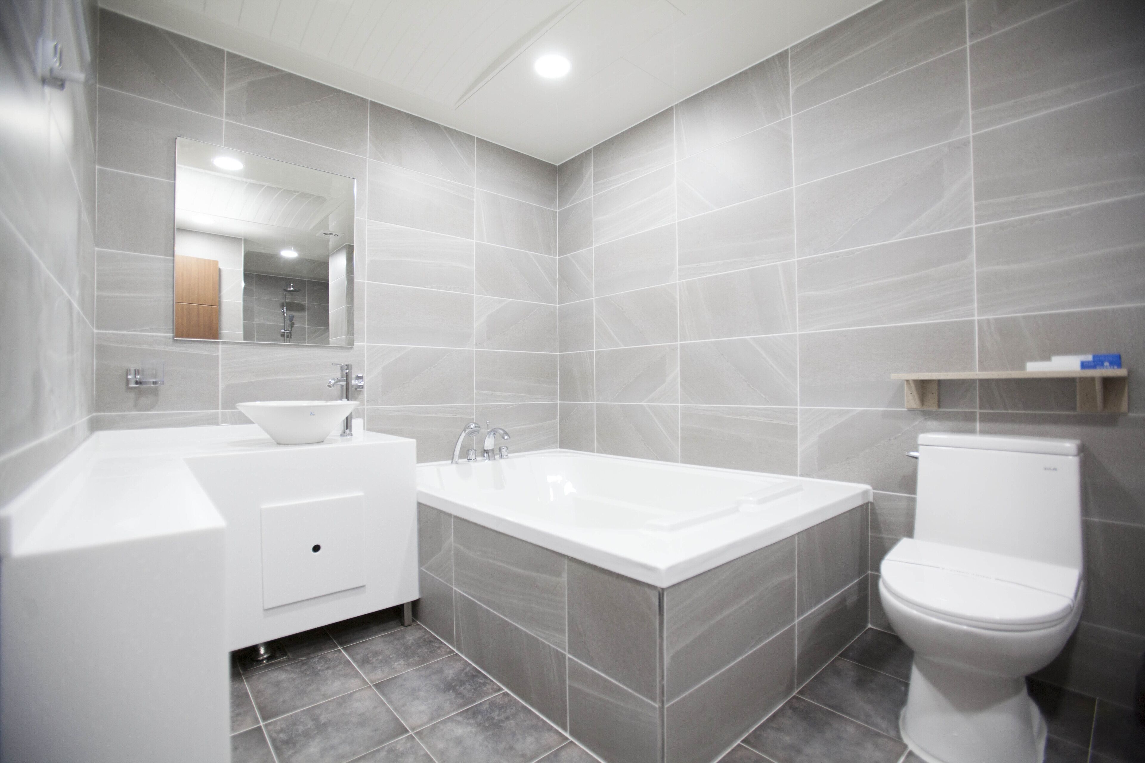 deluxe studio suite, 1 king bed, non smoking | bathroom | hair dryer, bathrobes, towels, soap