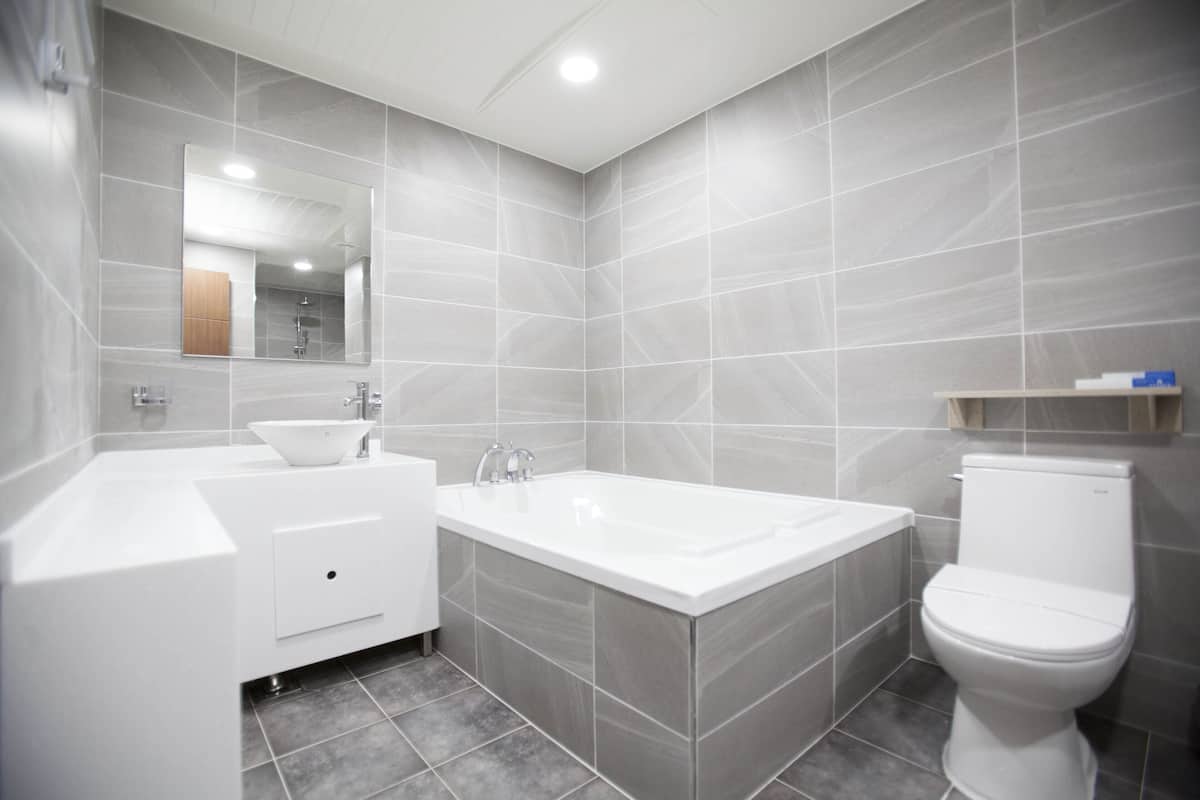 deluxe studio suite, 1 king bed, non smoking | bathroom | hair dryer, bathrobes, towels, soap