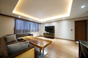 Suite estudio Deluxe, 1 cama de matrimonio grande, no fumadores | Zona de estar | Televisión LED de 47 pulgadas con canales por cable, una televisión