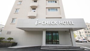 En moderne hotelbygning med skilt, der viser 