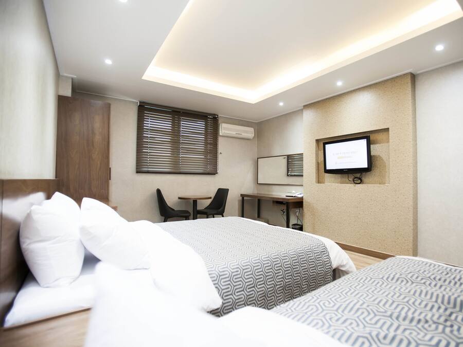 Deluxe Twin Room | Blackout drapes, free WiFi, bed sheets