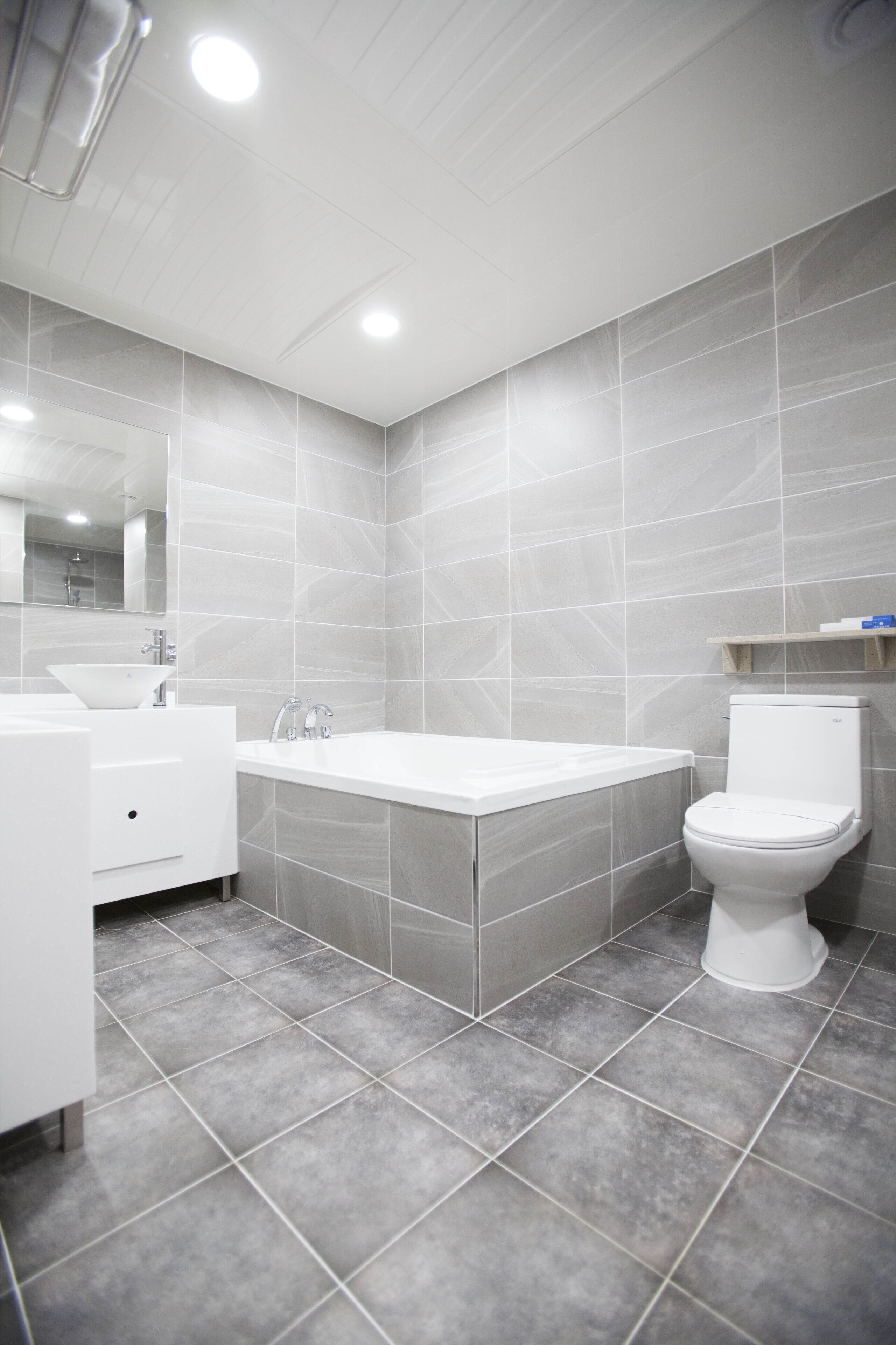 Deluxe Studio Suite, 1 King Bed, Non Smoking | Bathroom | Hair dryer, bathrobes, towels, soap