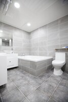 Suite estudio Deluxe, 1 cama de matrimonio grande, no fumadores | Baño | Secador de pelo, albornoces, toallas y jabón