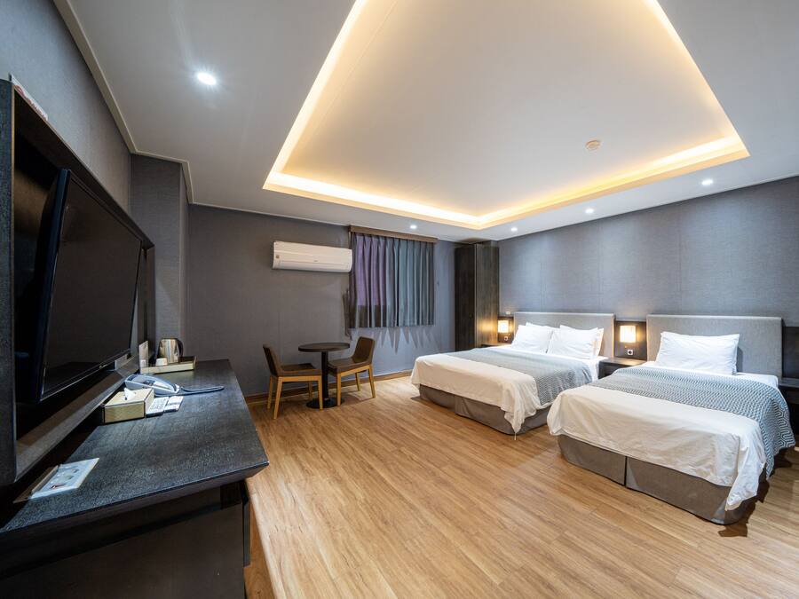 Deluxe Twin Room (VIP) | Blackout drapes, free WiFi, bed sheets