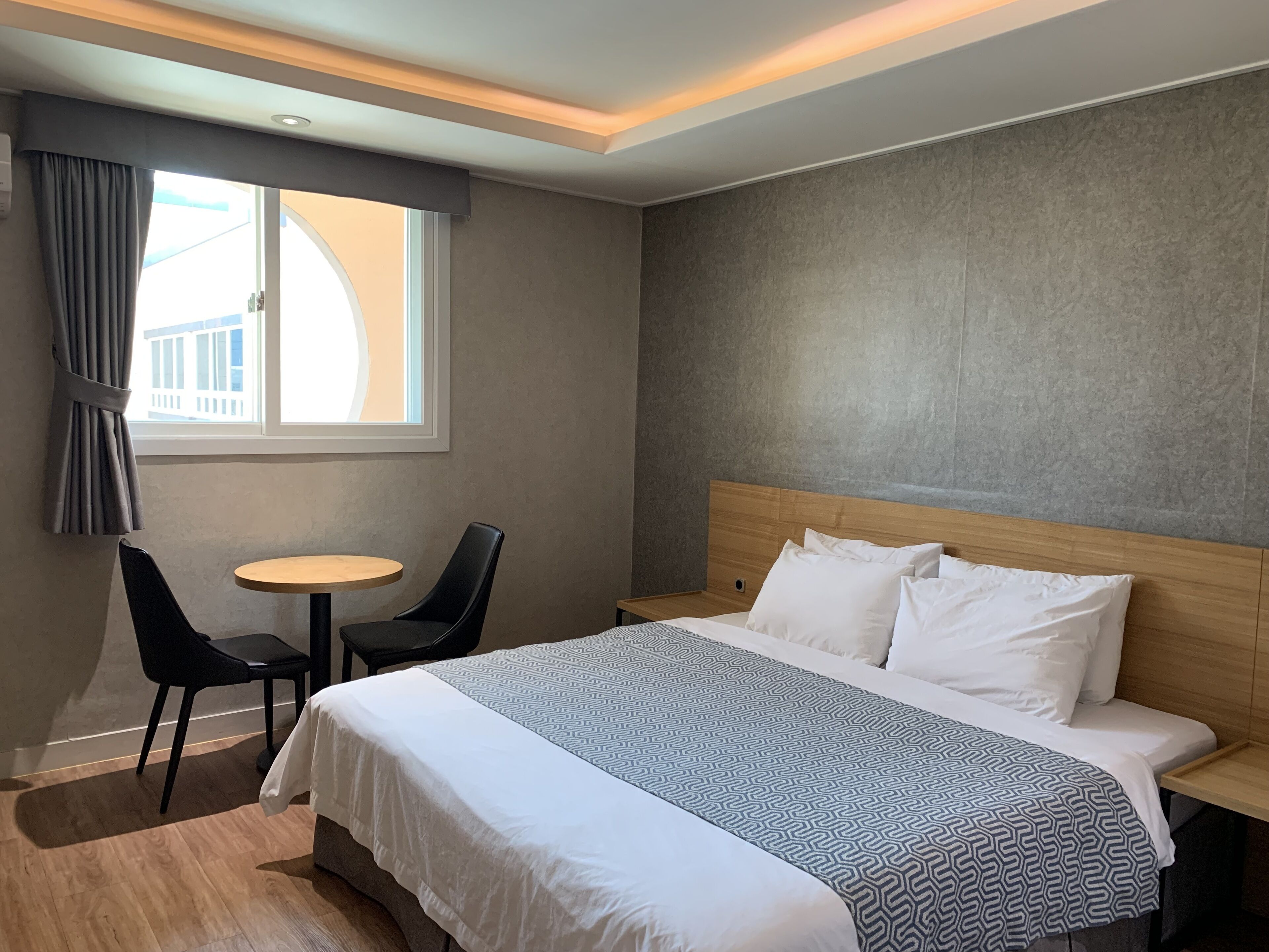 Kamar Double Standar | Tirai kedap cahaya, Wi-Fi gratis, dan seprai linen