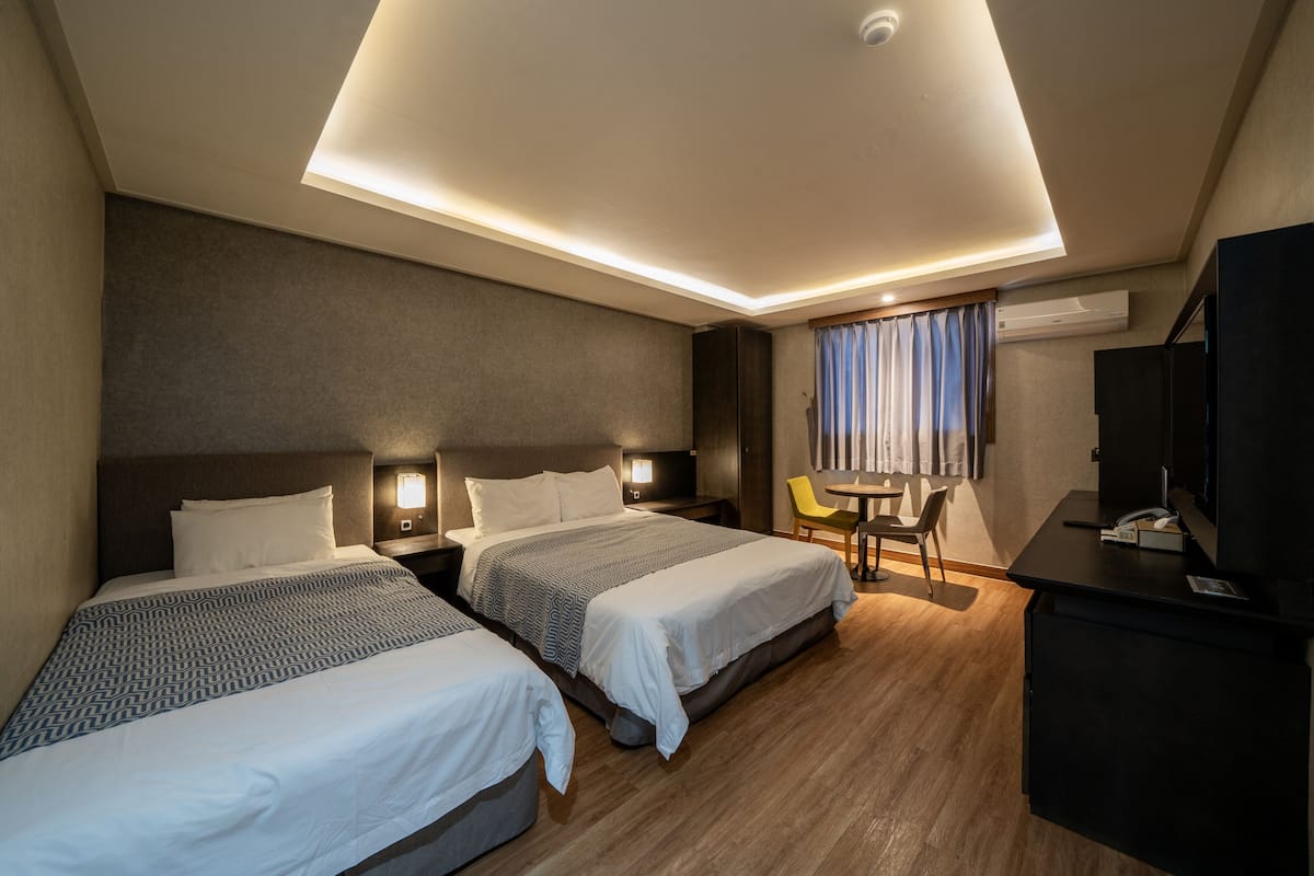 deluxe twin room | 1 bedroom, blackout curtains, free wifi, bed sheets