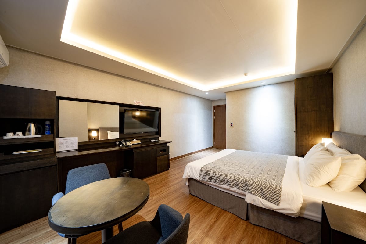 Deluxe Double Room | Blackout curtains, free WiFi, bed sheets