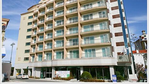 A multi-story hotel building with a prominent sign reading "Hotel Good Morning." - Sokcho Good Morning Hotel and Resort (Sokcho)