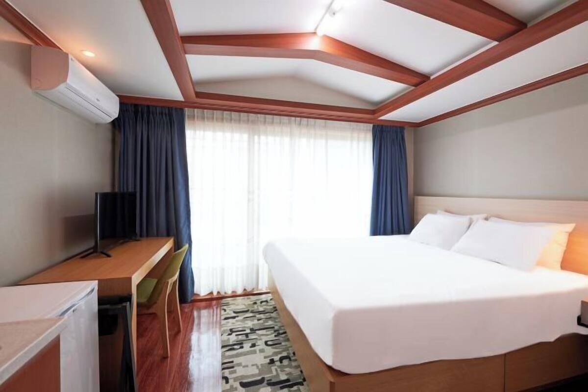 WiFi (free), bed sheets